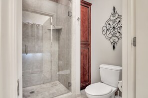 Shower, jetted bath, hair dryer, towels