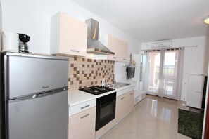 Refrigerador, horno, placa de cocina, cafetera/tetera