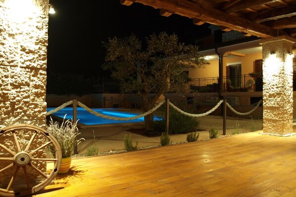 Una piscina al aire libre de temporada