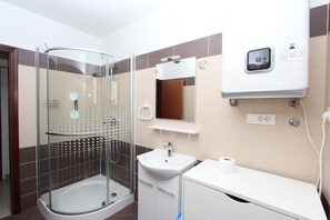 Appartement, 1 slaapkamer, niet-roken | Badkamer | Een douche, een haardroger