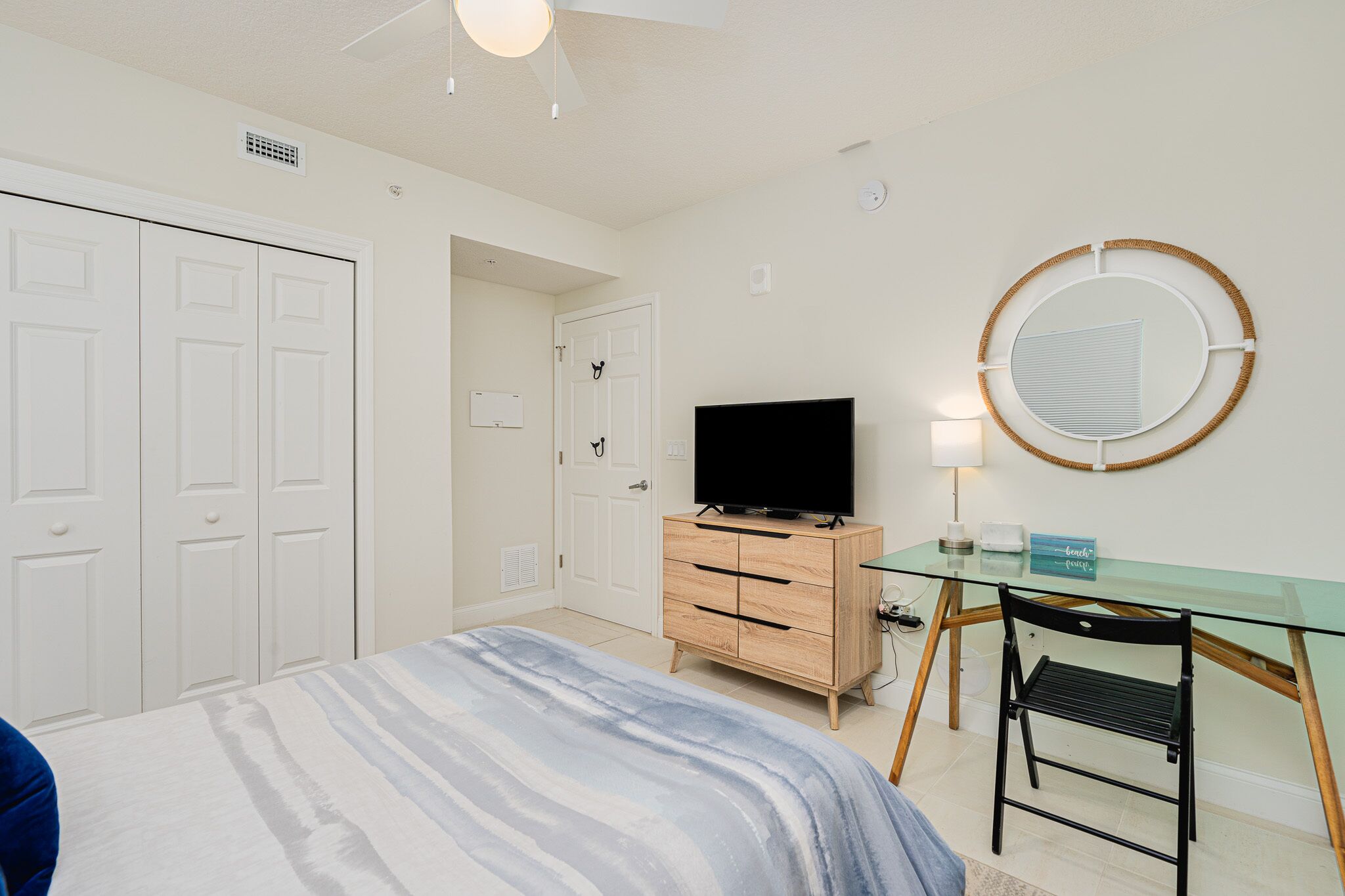 Bedroom 2 with Full bed and desk. 