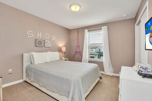 4 bedrooms, iron/ironing board, WiFi, bed sheets - Pool Table-Family Game Night! Resort Near Disney! (Kissimmee)