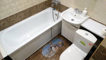 Basic-Apartment | Badezimmer | Badewanne, Hausschuhe