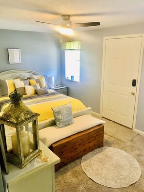 2 bedrooms, desk, iron/ironing board, free WiFi - The Cypress Grove Inn ~Madison, IN!<br>*5 Star hosts!  (Madison)