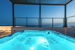 Villa exclusive, baignoire à remous, vue sur la plage | Terrasse/patio