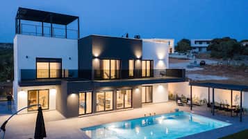 Villa | 4 bedrooms, in-room safe, blackout curtains, iron/ironing board