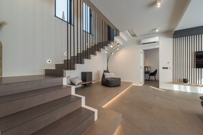 Villa exclusive, baignoire à remous, vue sur la plage | Aire de séjour | Téléviseur à écran plat, foyer, table de baby-foot, table de ping-pong