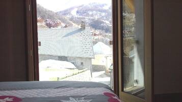 4 slaapkamers, een strijkplank/strijkijzer, reisbedje, gratis wifi