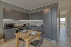 Departamento clásico | Cocina privada | Horno, parrilla de estufa, lavavajillas y tostadora 