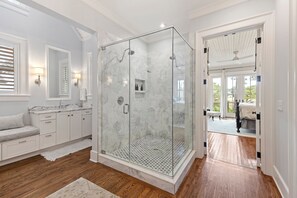 Dusche, Haartrockner, Handtücher, Seife