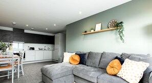 50-inch Smart TV with digital channels, TV, Netflix - Vanburgh Court Apartments (Slough)