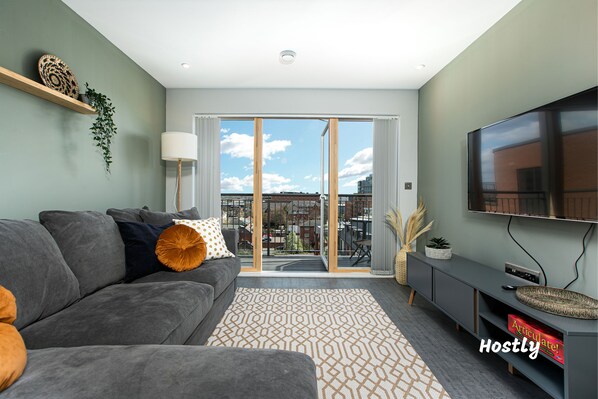 50-inch Smart TV with digital channels, TV, Netflix - Vanburgh Court Apartments (Slough)