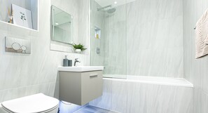 Combined shower/tub, hair dryer, soap, shampoo - Vanburgh Court Apartments (Slough)