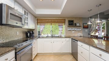 House, 4 Bedrooms | Private kitchen | Fridge, microwave, oven, dishwasher