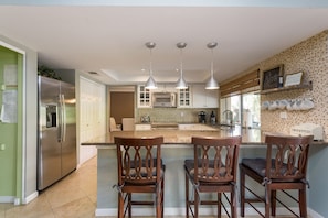 House, 4 Bedrooms | Private kitchen