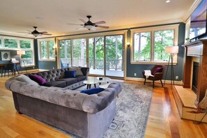 Een televisie, een open haard en een stereo