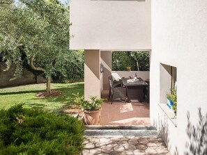 Outdoor dining - Great location, near the beach, ideal for a family, one of the most wanted apartments! (Porec)