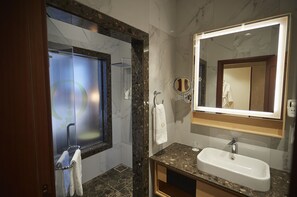 Separate bathtub and shower, free toiletries, hair dryer, bathrobes - The Quorum (Lusaka)