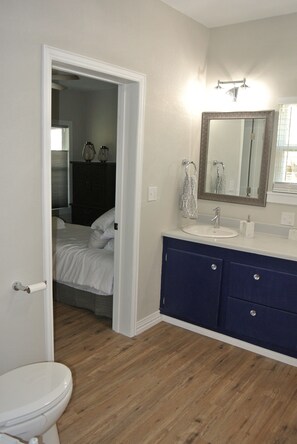 Chuveiro/banheira combinados, secador de cabelo, toalhas de banho 