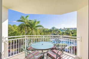 Outdoor dining - Fully Updated 2/2 Condo! The Grand Cayman Suite (Key West)