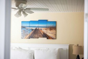 2 bedrooms, iron/ironing board, WiFi, bed sheets - Fully Updated 2/2 Condo! The Grand Cayman Suite (Key West)