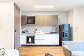 Réfrigérateur, micro-ondes, four, plaque de cuisson