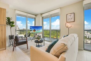 Flat-screen TV, offices - Beautiful Views - Artsy 2 Bdrm Miami Apt (Miami)