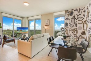 Flat-screen TV, offices - Beautiful Views - Artsy 2 Bdrm Miami Apt (Miami)