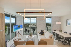 Televisión de pantalla plana y oficina 