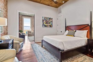 1 dormitorio, tabla de planchar con plancha, wifi y ropa de cama