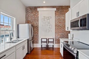 Frigorífico, microondas, horno y placa de cocina