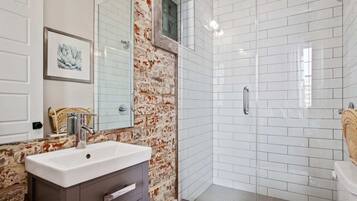 Douche, sèche-cheveux, serviettes fournies