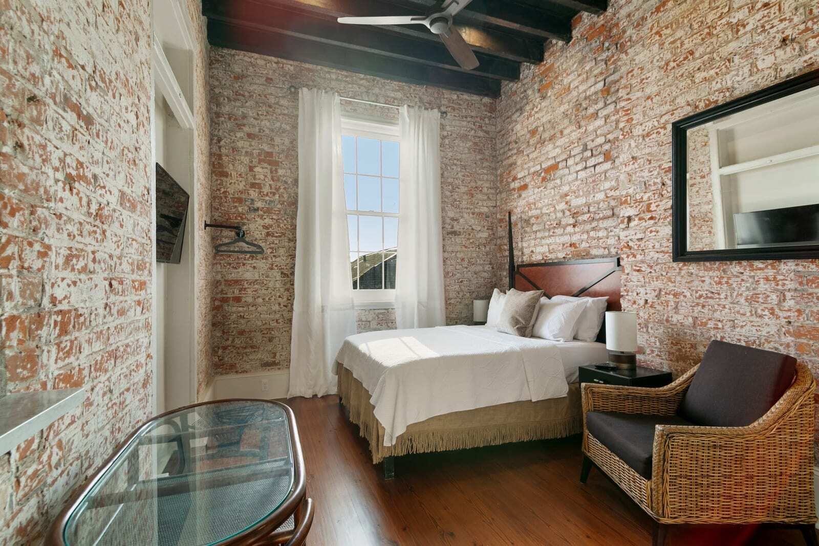 1 habitación, tabla de planchar con plancha, wifi y ropa de cama 