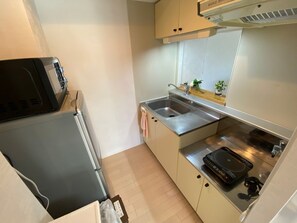 Room, Non Smoking | Private kitchen | Mini-fridge, microwave, stovetop, griddle