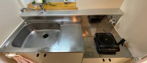 Room, Non Smoking | Private kitchen | Mini-fridge, microwave, stovetop, griddle