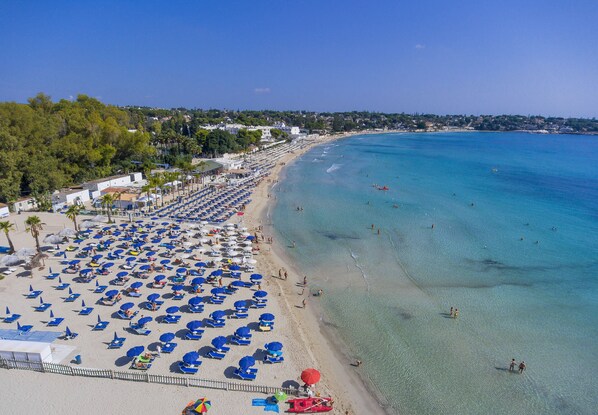 Privat strand, hvit sand og strandbar