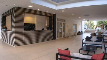 Coin salon dans le hall