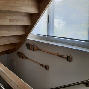 A wooden interior with a window and two wooden paddles hanging on the wall. - Belle Villa Neuve Contemporaine, Directement sur mer Face à la Plage D'ezer (Loctudy)