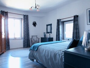 2 عدّة غرف نوم وواي فاي مجانًا وملاءات أسرّة