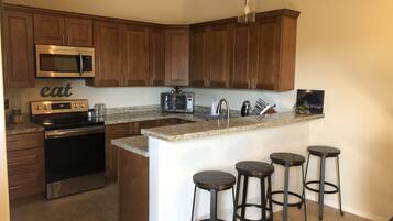 Micro-ondes, four, lave-vaisselle, cafetiĂšre/bouilloire