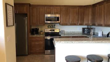 Micro-ondes, four, lave-vaisselle, cafetiĂšre/bouilloire