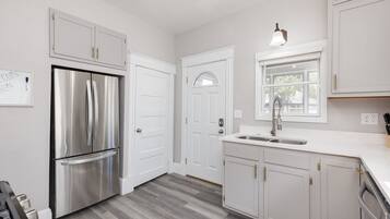 Een koelkast, een magnetron, een oven, een kookplaat