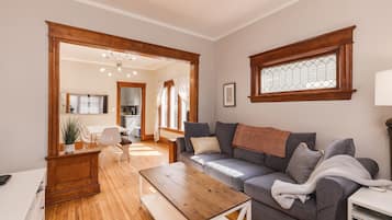 Een smart-tv, een dvd-speler, tafelvoetbal en een tafeltennistafel