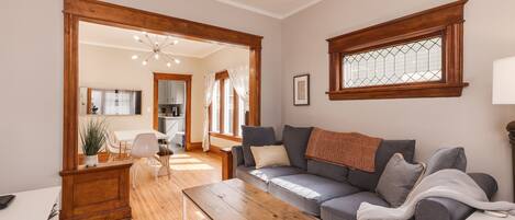 Smart-TV, DVD-Player, Tischfußball, Tischtennisplatte