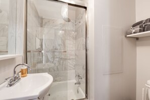 Bañera con ducha, secador de pelo, toallas, jabón
