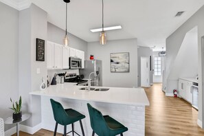 Fridge, microwave, oven, stovetop - Water Park Haven: Townhome in Windsor Hills (Kissimmee)