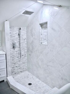 Dusche, Haartrockner, Handtücher, Seife