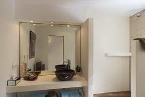 Douche, séchoir à cheveux, serviettes fournies