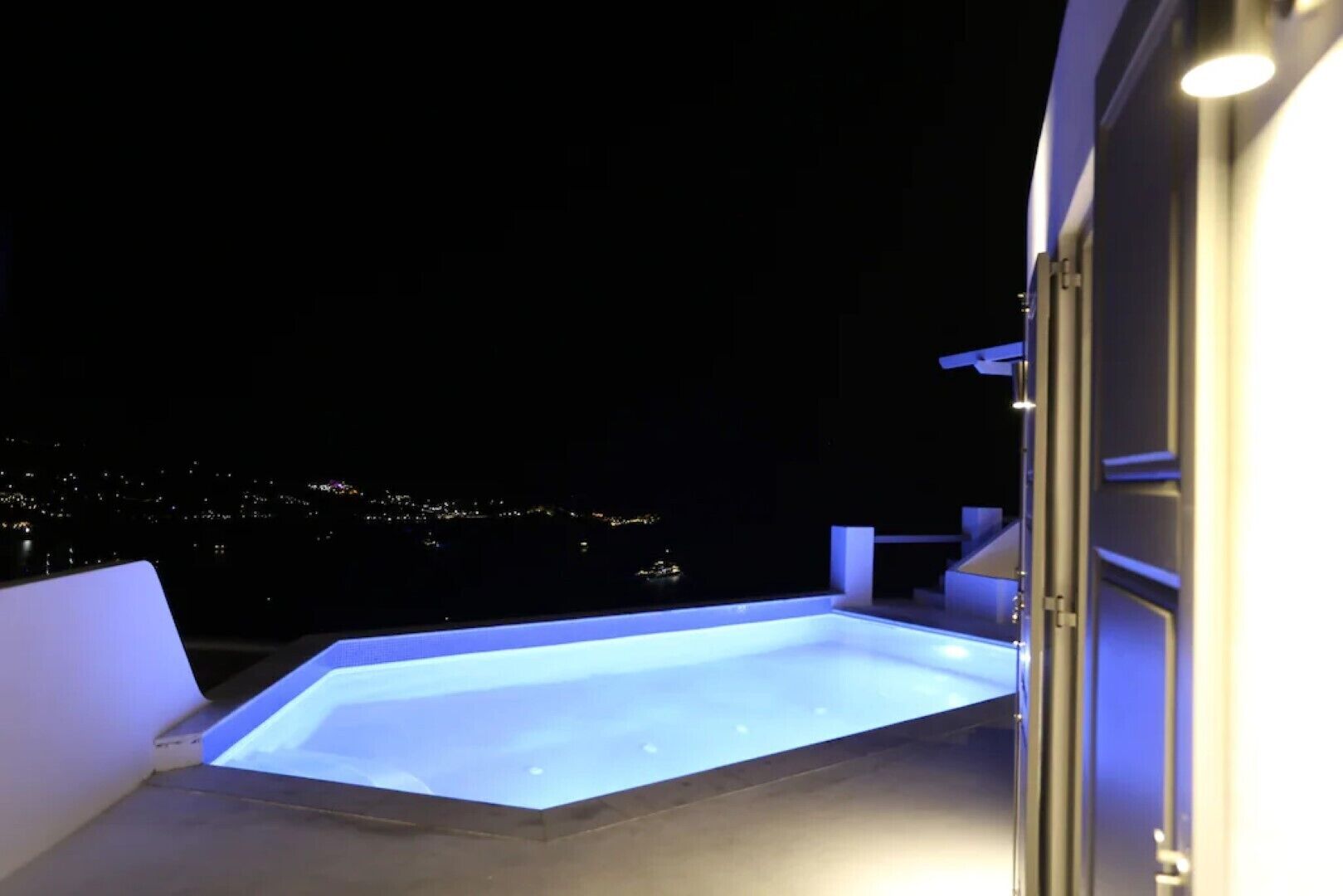 Un bain à remous extérieur avec vue sur la ville, de nuit.