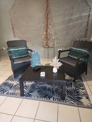 Télévision à écran plat de 32 pouces avec chaînes par câble, télévision